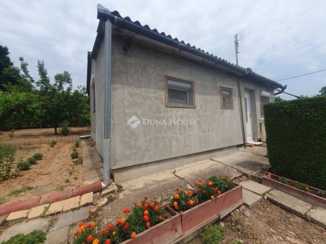 Eladó családi ház, Pécsett 17.9 M Ft, 1 szobás