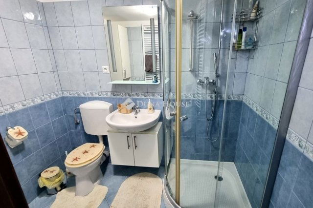 Eladó családi ház, Komlón 158 M Ft, 9 szobás