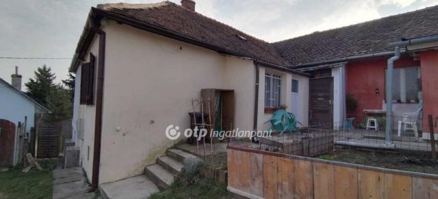 Eladó téglalakás, Pécsett 11.2 M Ft, 1 szobás