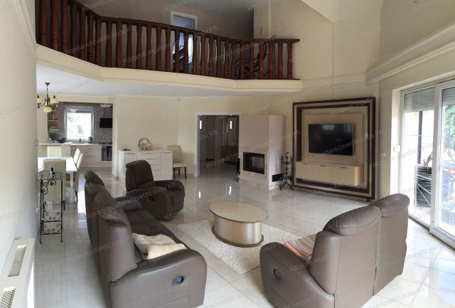 Eladó családi ház, Tatán 332.4 M Ft, 5 szobás