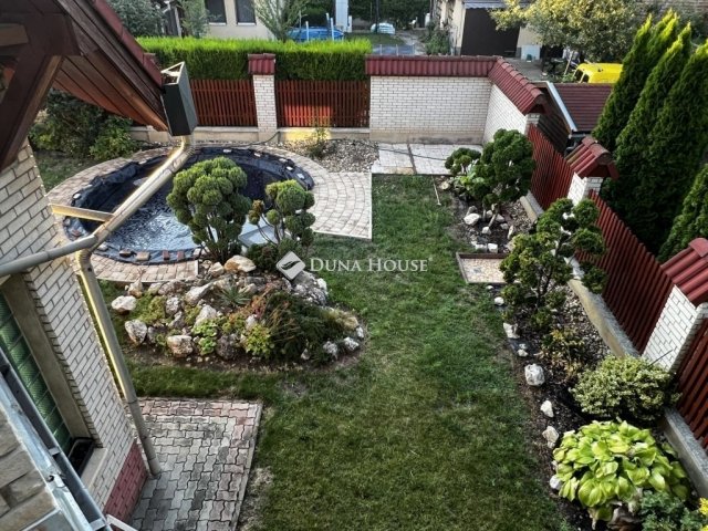 Eladó családi ház, Dunaújvárosban 119.9 M Ft, 7 szobás