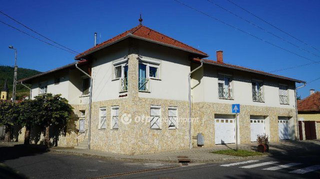 Eladó családi ház, Tokajban 213 M Ft, 9 szobás