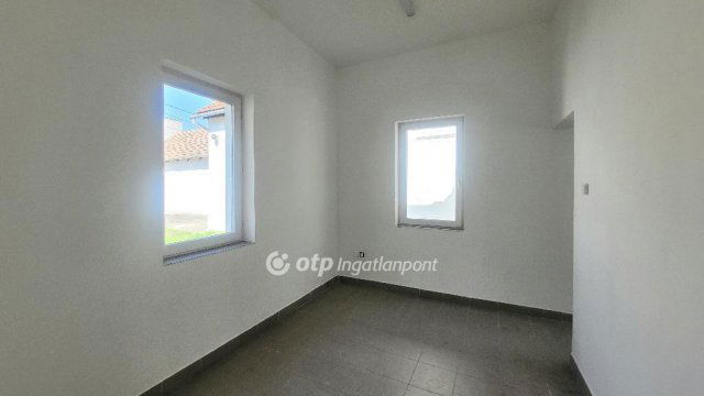 Eladó üzlethelyiség, Jászberényben 79 M Ft