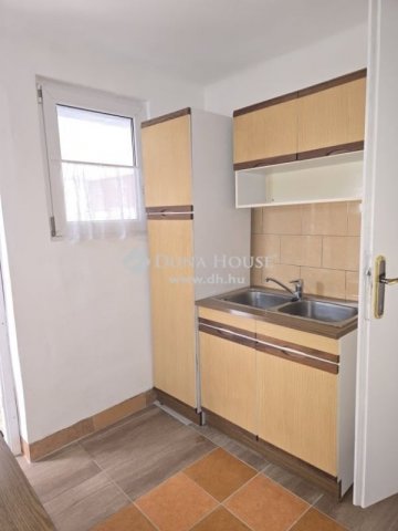 Eladó családi ház, Pécsett 18.5 M Ft, 2+2 szobás