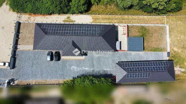 Eladó családi ház, Pápán 180 M Ft, 7 szobás