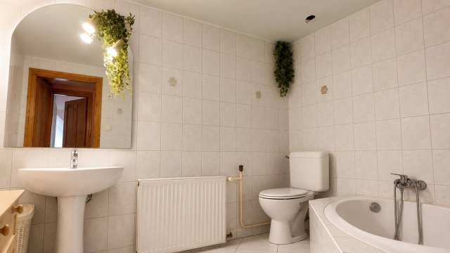 Eladó családi ház, Győrött 350 M Ft, 18 szobás