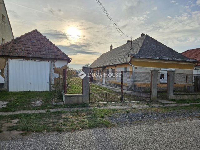 Eladó családi ház, Nyalkán 30 M Ft, 2 szobás