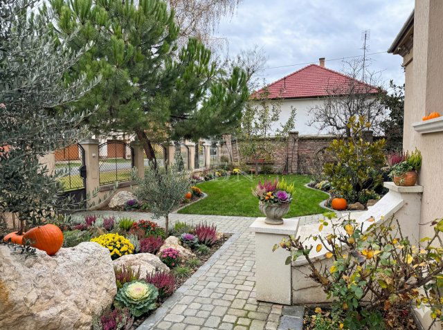 Eladó családi ház, Cegléden 146.8 M Ft, 4 szobás