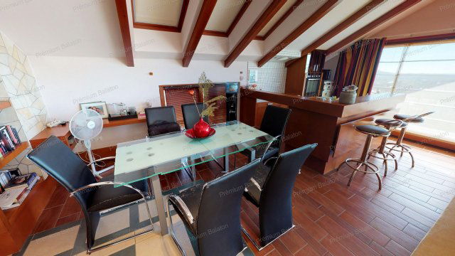 Eladó családi ház, Balatonfüreden 449.9 M Ft, 9 szobás