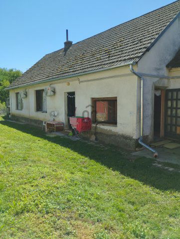 Eladó családi ház, Pápateszéren 16 M Ft, 4 szobás
