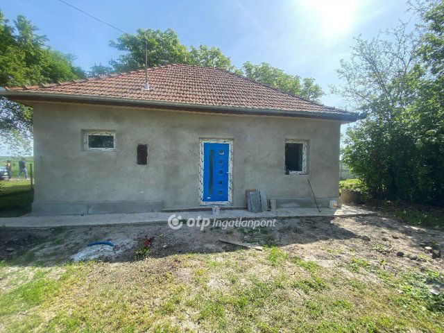 Eladó családi ház, Újszászon 18.99 M Ft, 1 szobás