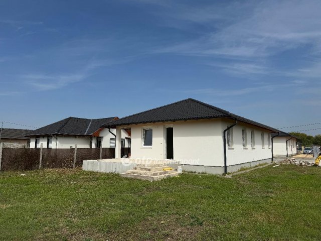 Eladó ikerház, Szigetcsépen 91.9 M Ft, 2+3 szobás