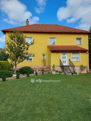 Eladó családi ház, Tapolcán 185 M Ft, 7 szobás