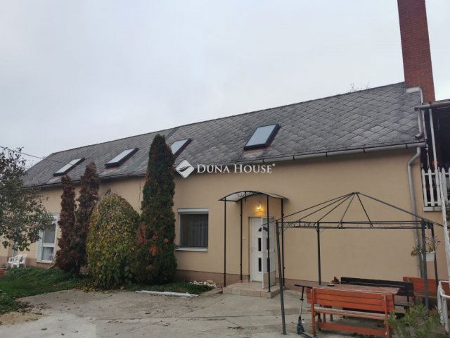Eladó családi ház, Kecskéden 109 M Ft, 8 szobás