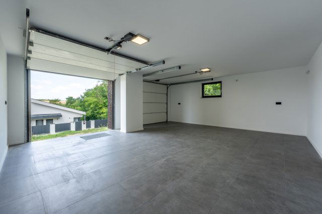 Eladó családi ház, Pécelen 350 M Ft, 9 szobás