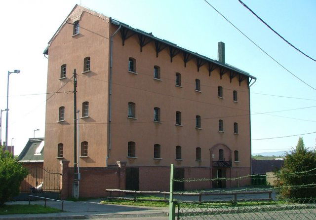 Eladó ipari ingatlan, Gyöngyösön 99 M Ft, 8 szobás