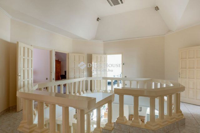Eladó családi ház, Debrecenben 365 M Ft, 5 szobás
