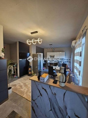 Eladó családi ház, Szegeden 37.5 M Ft, 2 szobás