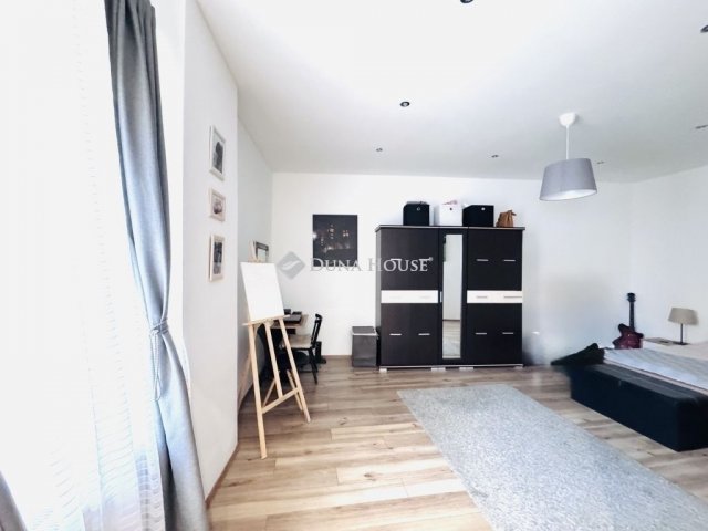 Eladó családi ház, Pécsett 79.99 M Ft, 3 szobás