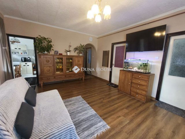 Eladó családi ház, Dunaföldváron 69.9 M Ft, 6 szobás