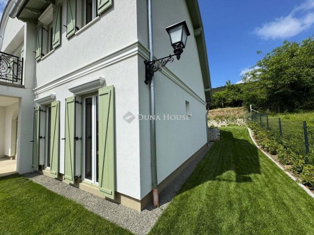 Eladó családi ház, Pilisborosjenőn 256 M Ft, 5 szobás