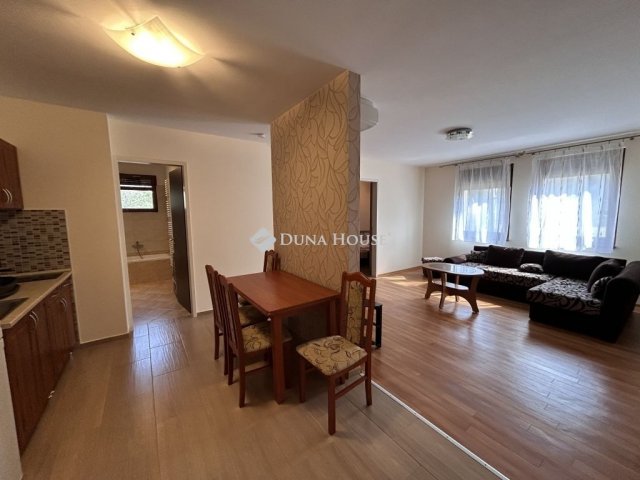 Eladó nyaraló, Balatonszemesen 420 M Ft, 16 szobás