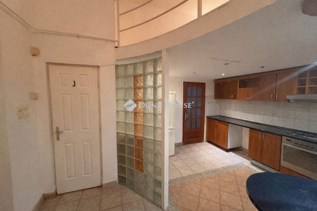 Eladó téglalakás, Budapesten, VI. kerületben 79.9 M Ft, 1 szobás