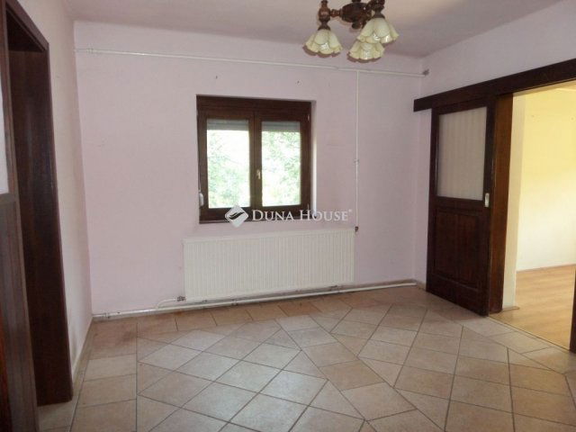 Eladó családi ház, Pécsett 120 M Ft, 5 szobás