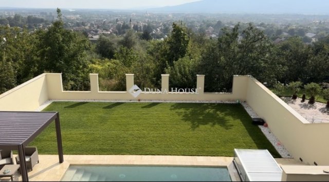 Eladó családi ház, Vácon 295 M Ft, 5 szobás