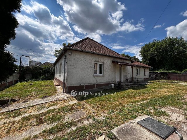 Eladó családi ház, Dunaújvárosban 64.99 M Ft, 3+2 szobás