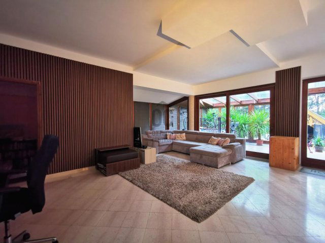 Eladó családi ház, Velencén 225 M Ft, 8 szobás