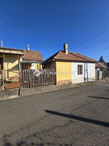 Eladó családi ház, Pécsett, Csákány utcában 33.4 M Ft