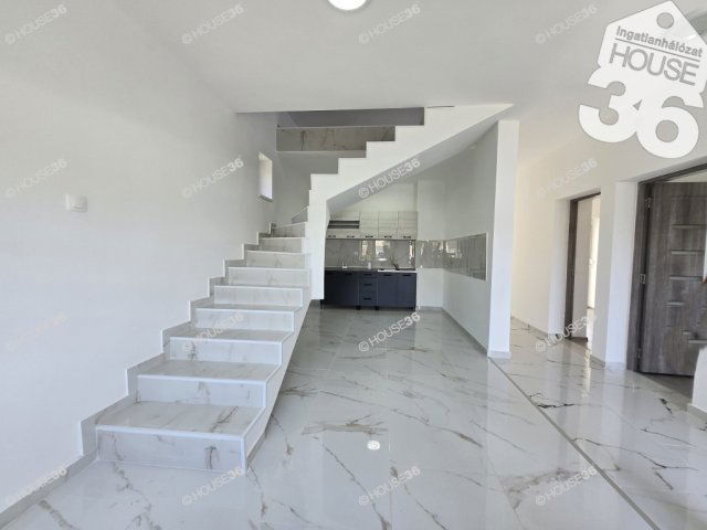 Eladó családi ház, Szolnokon 66.99 M Ft, 5 szobás