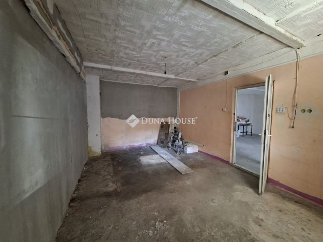 Eladó családi ház, Pilisen 80 M Ft, 10 szobás