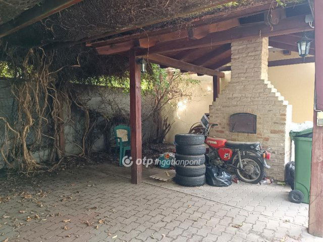 Eladó családi ház, Vértesbogláron 89.9 M Ft, 8 szobás