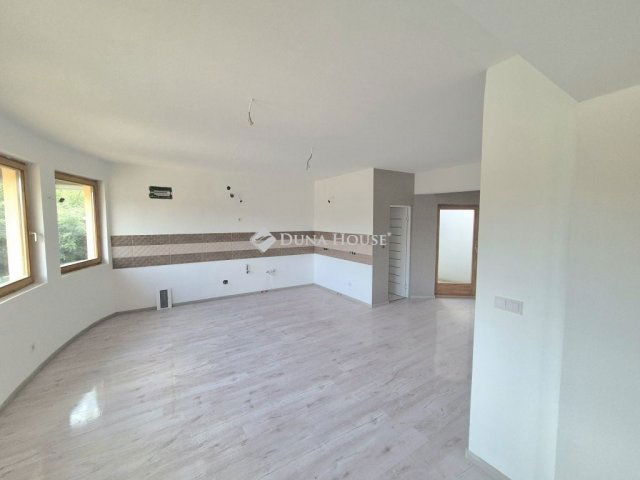 Eladó családi ház, Hernádon 119 M Ft, 9 szobás