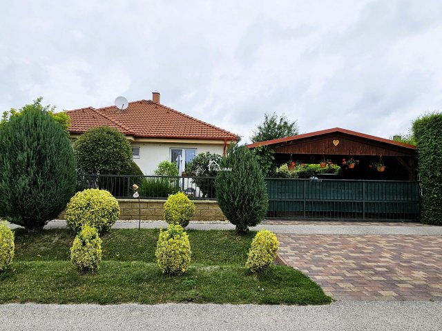 Eladó családi ház, Rajkán 95.58 M Ft, 2 szobás