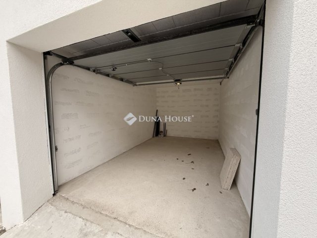 Eladó téglalakás, Pécsett 84.9 M Ft, 3 szobás