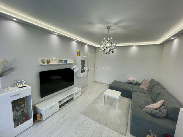 Eladó panellakás, Dombóváron 35.5 M Ft, 2 szobás