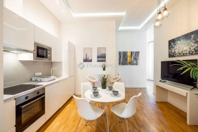 Eladó téglalakás, Budapesten, VI. kerületben 144 M Ft, 4 szobás