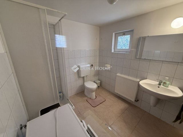 Eladó családi ház, Pécsett 115 M Ft, 4 szobás