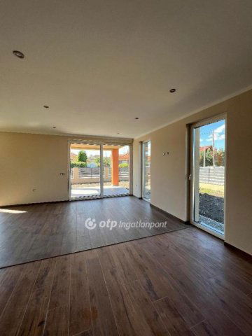 Eladó ikerház, Egerben 98.9 M Ft, 3+1 szobás