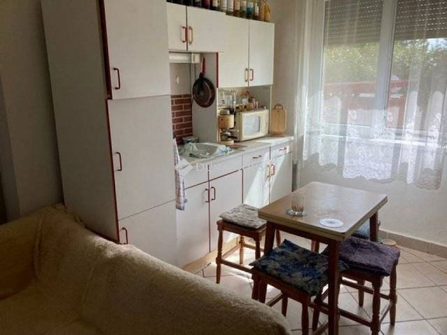 Eladó családi ház, Pécsett 16.999 M Ft, 1 szobás