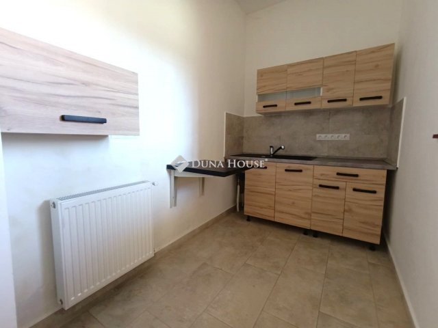 Eladó családi ház, Majson 22.9 M Ft, 2 szobás
