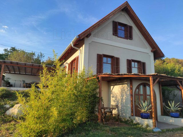 Eladó családi ház, Balatonakaliban 250 M Ft, 6 szobás