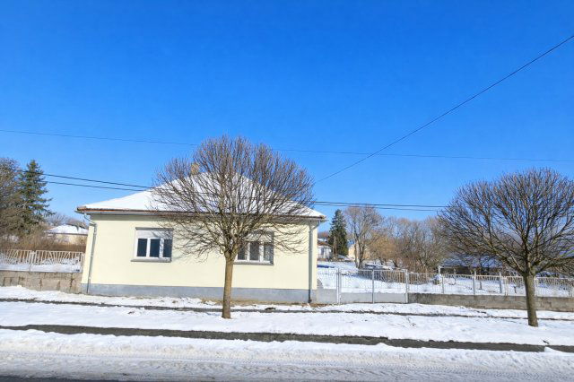 Eladó családi ház, Szakcson 9.5 M Ft, 3 szobás