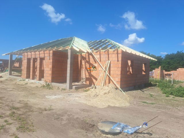 Eladó ikerház, Kiskunlacházán 82 M Ft, 4 szobás