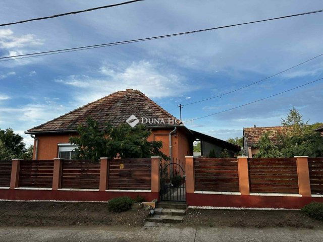 Eladó családi ház, Pincehelyen 35 M Ft, 3 szobás