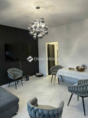 Eladó téglalakás, Pécsett 64.99 M Ft, 2 szobás