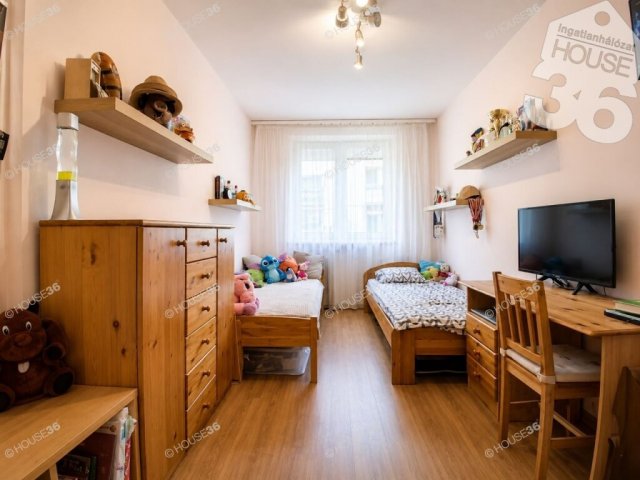 Eladó panellakás, Kecskeméten 64.99 M Ft, 3 szobás